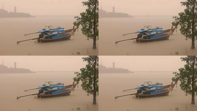 雨中的泰国出租车长尾船