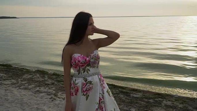 浪漫的女孩穿着美丽的裙子在河的背景
