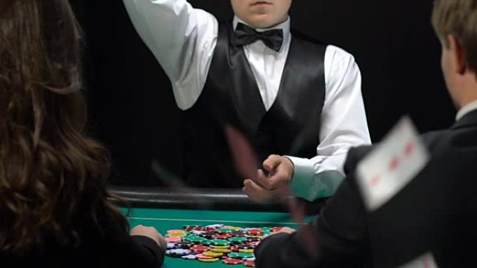 Croupier在桌上扔牌有钱人玩扑克，赌博生意