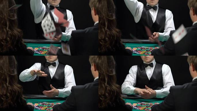 Croupier在桌上扔牌有钱人玩扑克，赌博生意