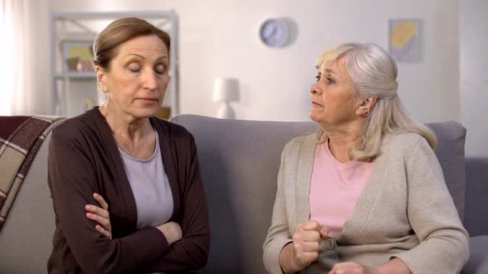 自信的老女人坐在客厅里互相争吵和冒犯