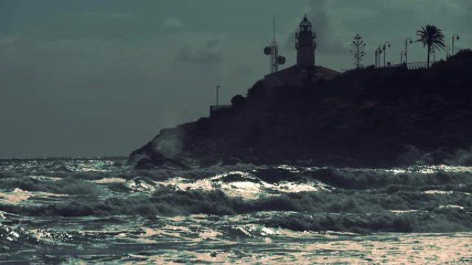 灯塔矗立在暴风雨的海岸上