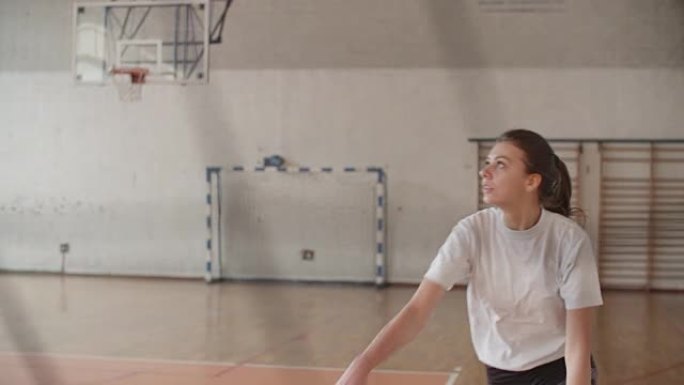 体育排球中的女性青年女子运动员跳跃扣篮室