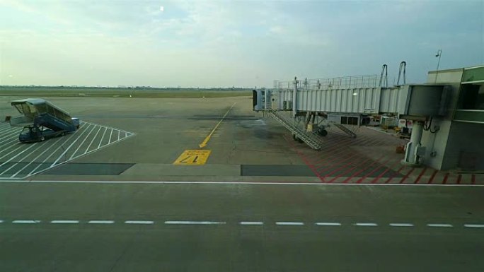 飞机停在大型机场机场延时