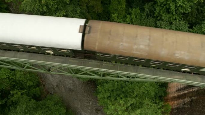 旧蒸汽火车在栈桥上的空中俯视