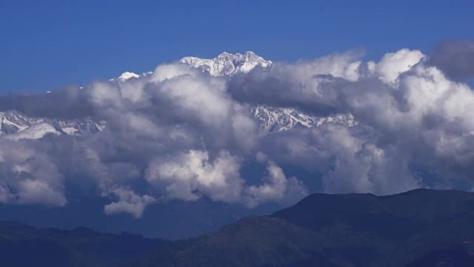 PR: 蓝天日，时光流逝特写云在康城军山前移动