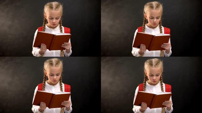 聪明的女孩子看书，背景黑板，求知欲