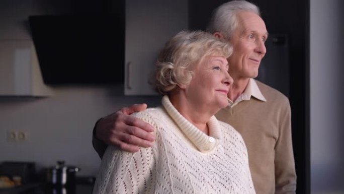 老人拥抱妻子，老年夫妇一起寻找幸福的未来