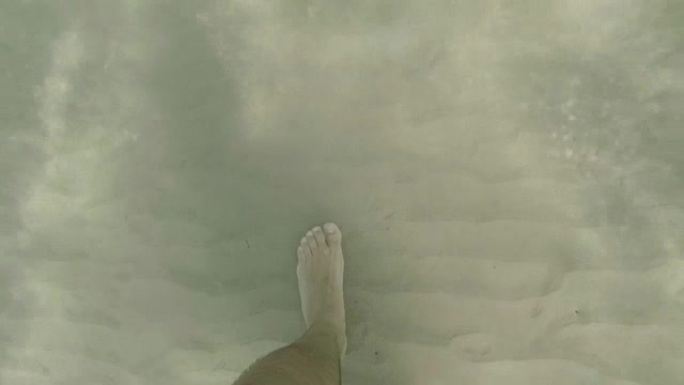 脚在水里。慢动作脚在水里脚步水波