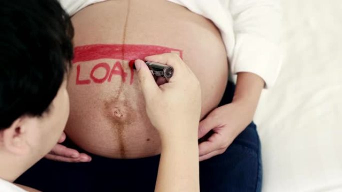 幸福时光: 男人在怀孕的肚子上写字