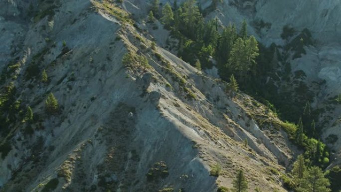 夏季早晨，无人机沿着Sierras的石岭向后飞行