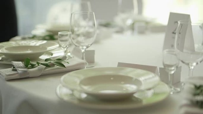 桌子上摆着婚礼酒杯。