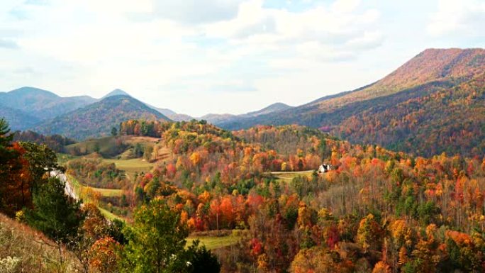 从美国田纳西州尤尼科伊县梅特卡夫俯瞰区欣赏到五颜六色的秋山森林的史诗般的风景