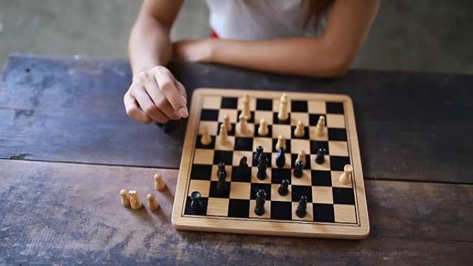 下棋的年轻女子下棋的年轻女子象棋