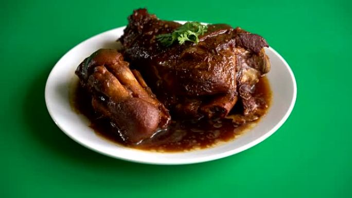 肉汤炖猪腿食材加工丰盛菜肴营养搭配