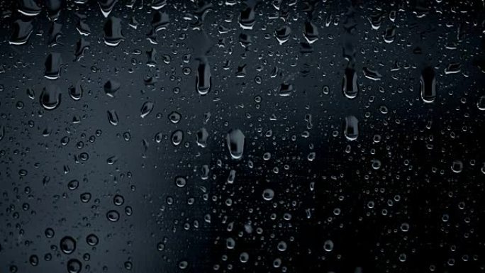 雨后，水滴在窗户玻璃上。