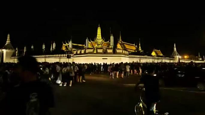 Sanam Luang的哀悼者人群，而泰国普密蓬宫的遗体