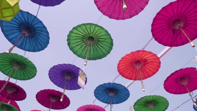 色彩丰富的兰纳雨伞和蓝天