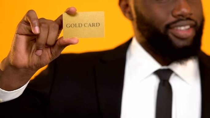 成功的非裔美国寡头持有黄金信用卡富人生活