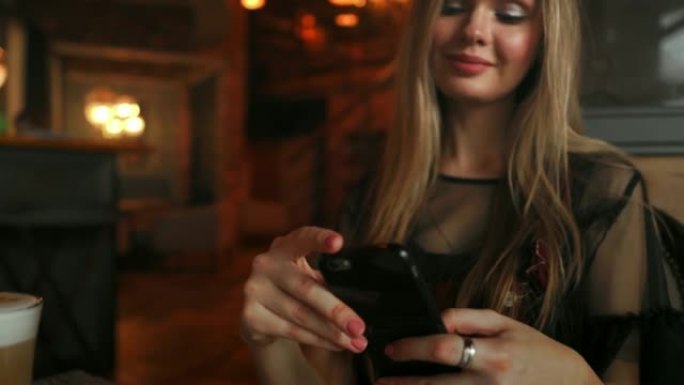 女人在咖啡馆用智能手机制作照片蛋糕