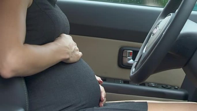 怀孕的商务女士感到腹部不适，压力和流产的风险