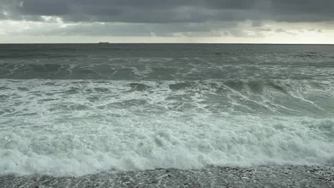 SLO MO海浪滚入石质海滩