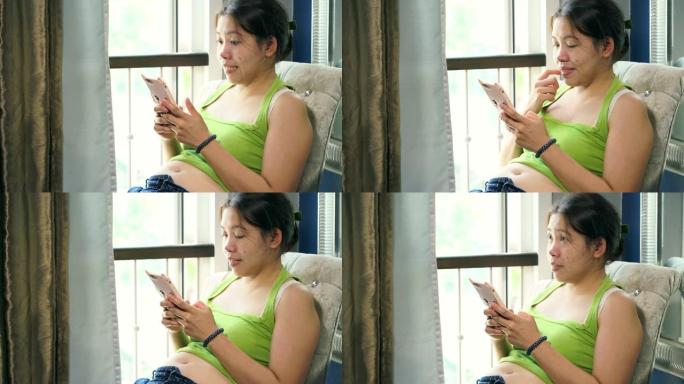 胖女人玩手机露肚子憔悴女人