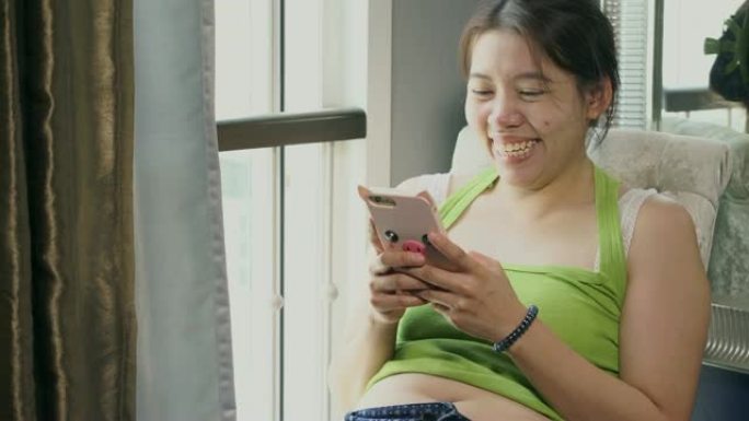 胖女人玩手机胖女人玩手机
