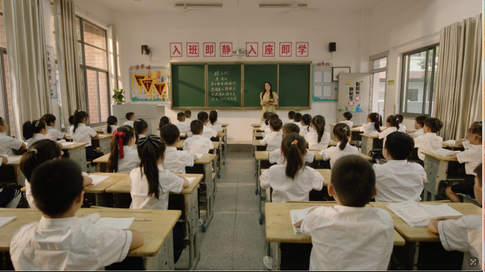 学生上课，小学生上课