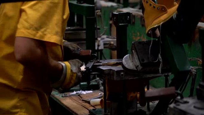 男性工人在制鞋厂用压力机粘合鞋底