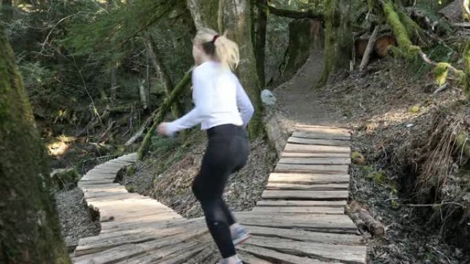 女越野跑运动员沿着高温雨林走