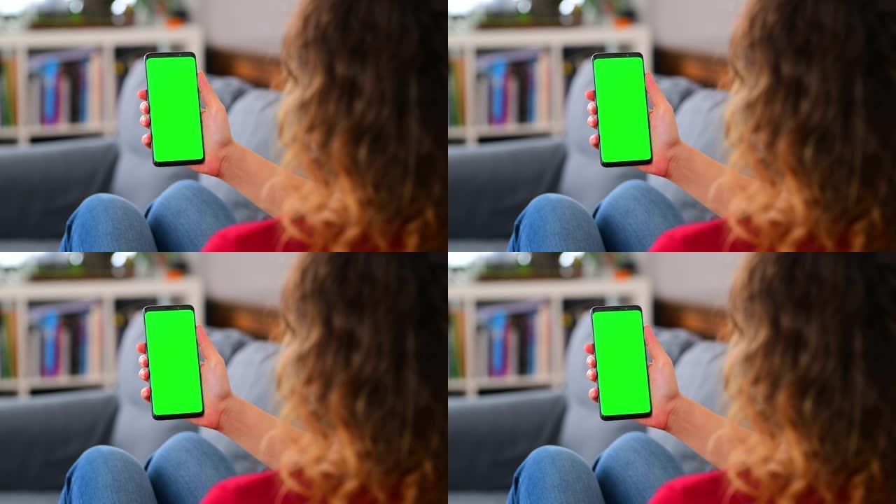 女人在家使用色度键屏幕智能手机，点击点击屏幕