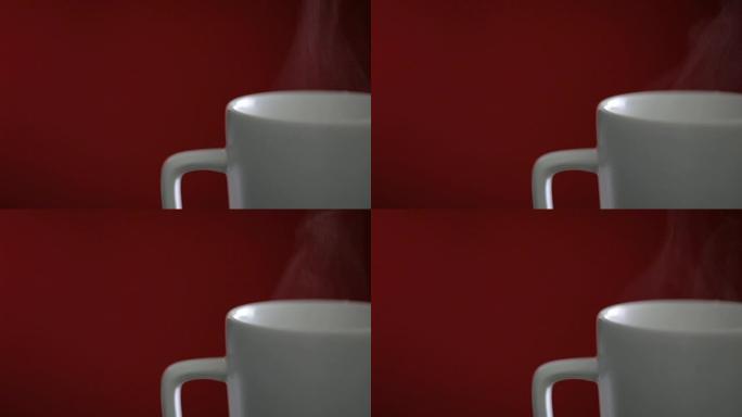 红色背景上的热咖啡杯