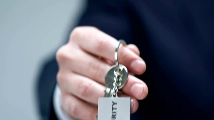 保安字上钥匙链在男特务手中，名人保镖服务，概念