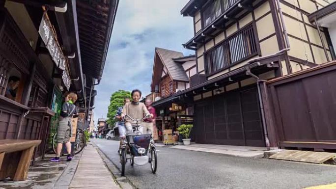 4k延时: 人们在日本高山历史小镇的老房子里走来走去