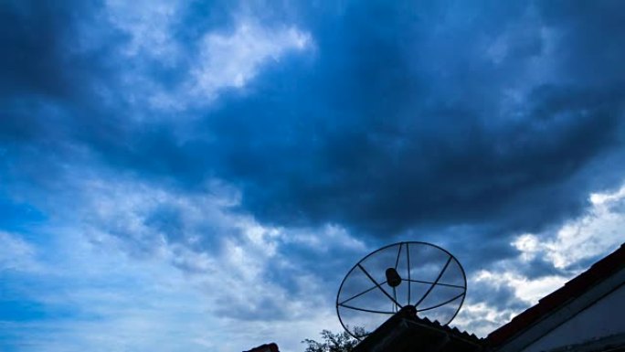 4K T/L云在泰国的卫星天线上移动