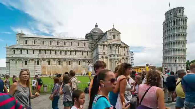 时间流逝，游客在意大利比萨斜塔参观