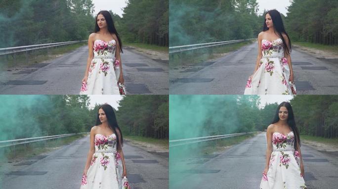 迷人的女孩穿着长裙在彩色烟雾中行走