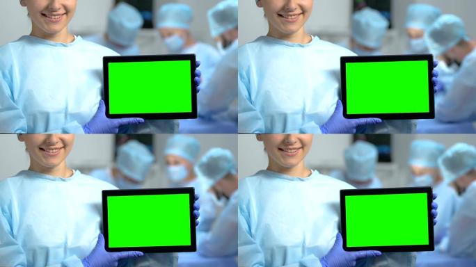 微笑医学生手持平板电脑绿屏医院实习