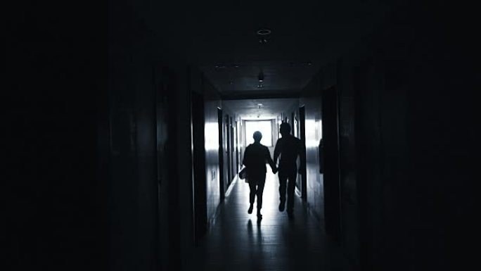 夫妇在黑暗中奔跑