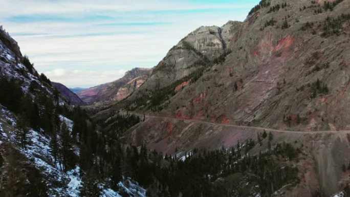 在科罗拉多州乌雷郊外的圣胡安山脉 (落基山脉)，森林和山峰附近的红色山口 (道路: 百万美元的高速公