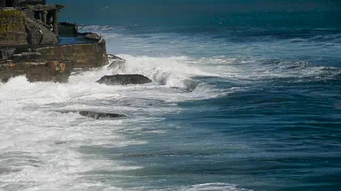 高清: 海浪在印度尼西亚巴厘岛黑沙海滩的沙滩上坠落