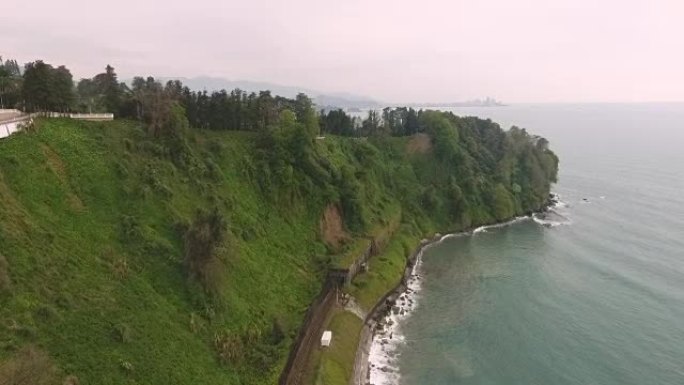 沿海岸铁路鸟瞰图，巴统花园自然美景