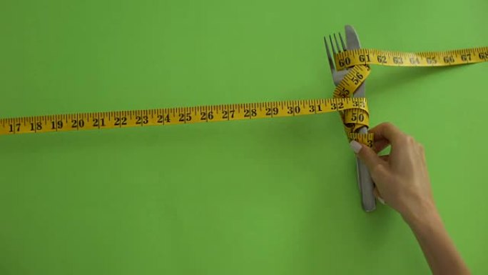 刀叉用卷尺绑住，严格食品限制的概念