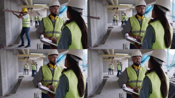 女建筑师在与建筑工地的工程师讨论时看着剪贴板上的文档