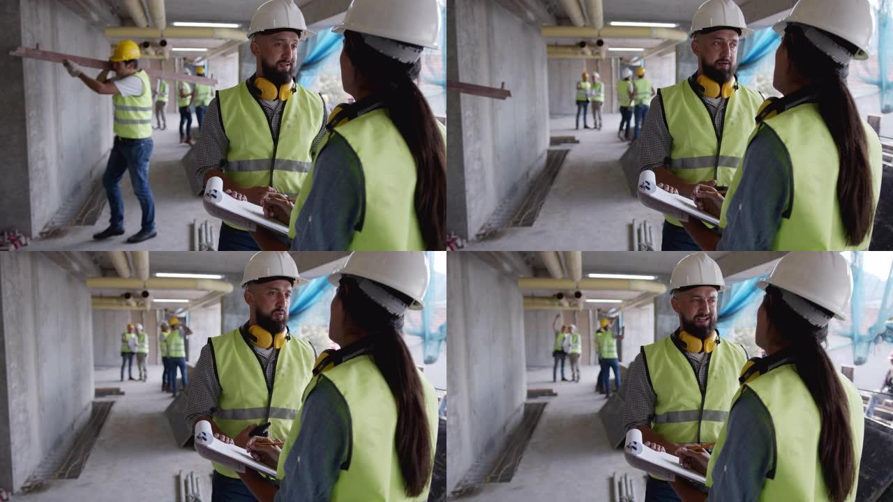 女建筑师在与建筑工地的工程师讨论时看着剪贴板上的文档
