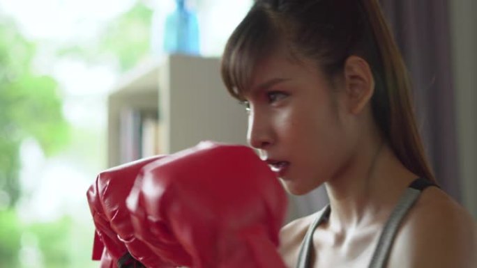 战斗姿态的亚洲女拳击手