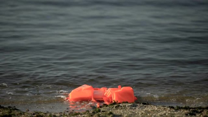 救生衣漂浮在海岸附近的海水上，寻找灾难后的受害者