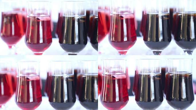 玻璃杯中的浆果汁