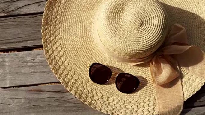 假期配件，木桥上的太阳镜和海帽子
